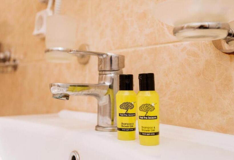 Standard Room, Nikos