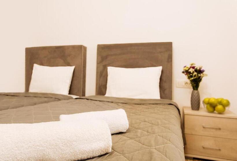 Standard Room, Nikos