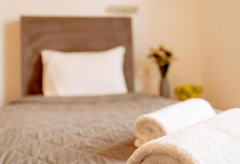 Standard Room, Nikos