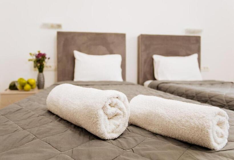 Standard Triple Room, Nikos