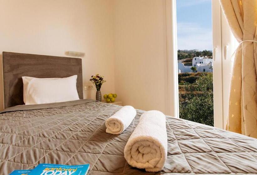 Habitación Triple Estándar, Nikos