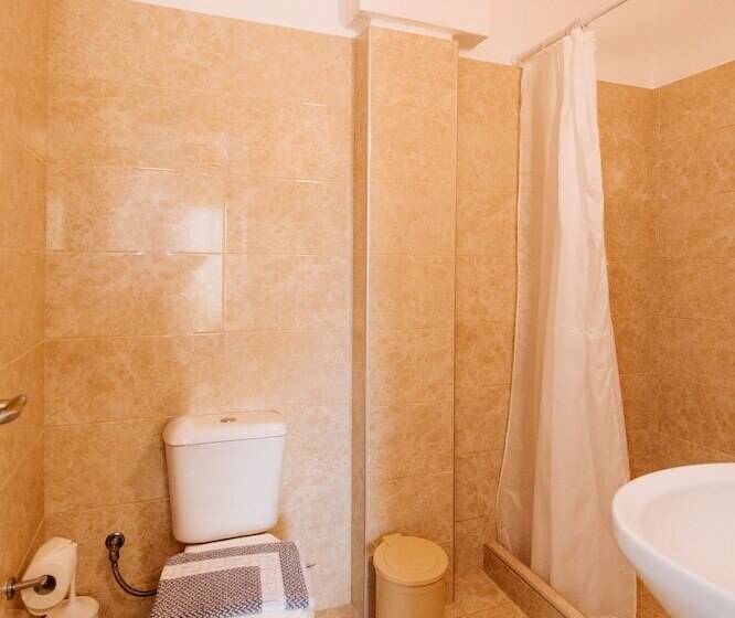 Standard Room, Nikos