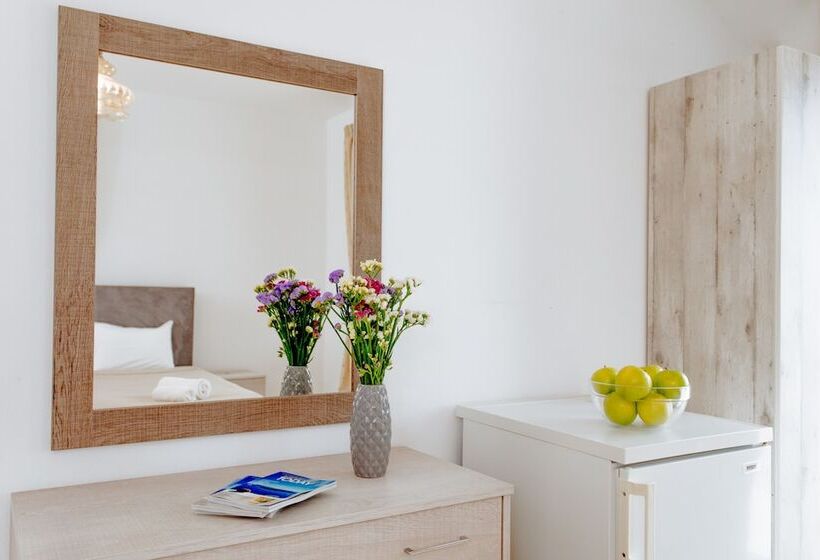 Standard Room, Nikos