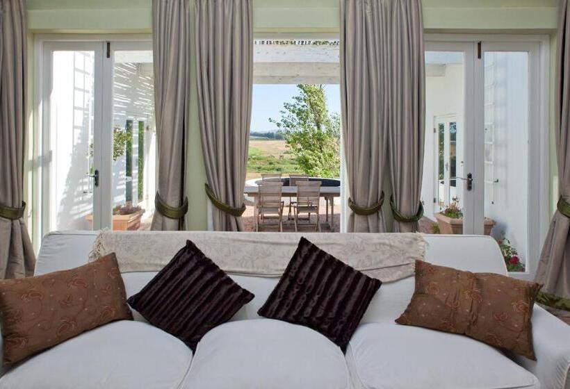 ‫فيلا غرفة نوم واحدة, Hawksmoor House