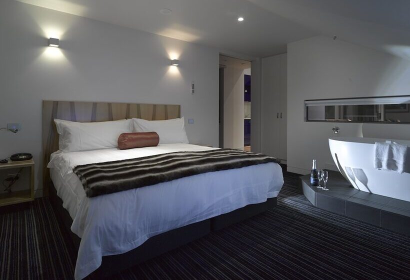 1 Bedroom Penthouse Apartment, Salamanca Wharf