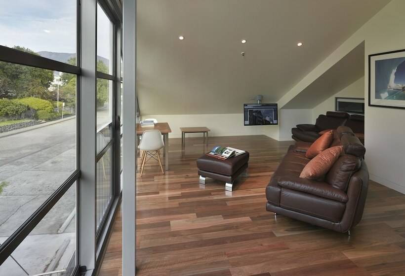 1 Bedroom Penthouse Apartment, Salamanca Wharf