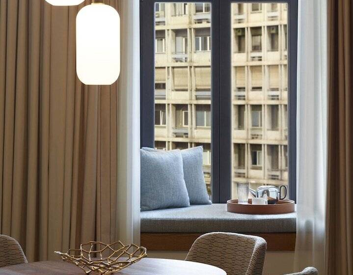 Люкс, Xenodocheio Milos