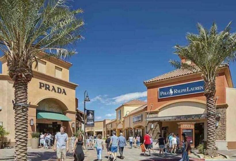 غرفة قياسية مطلّة علي الحديقة, Suite With Tv, Desk, And Private Bathroom