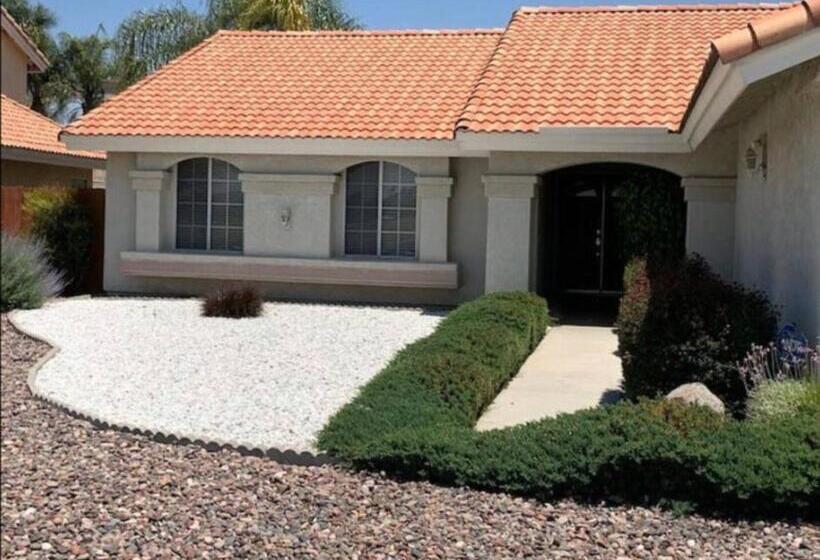 غرفة قياسية مطلّة علي الحديقة, Suite With Tv, Desk, And Private Bathroom