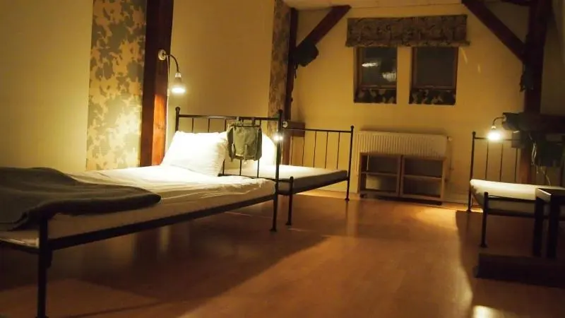 バスルーム共有のトリプルスタンダード, Hostel Baza 15