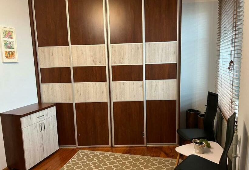 اتاق اکونومی, Jedności Hostel