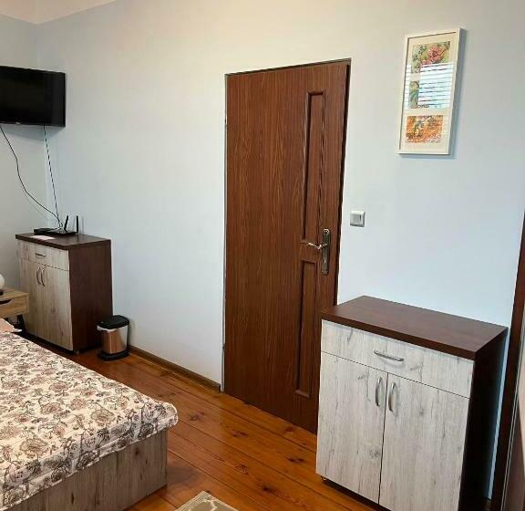 Номер Economy, Jedności Hostel