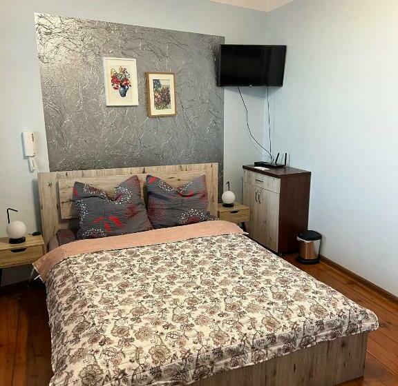 اتاق اکونومی, Jedności Hostel