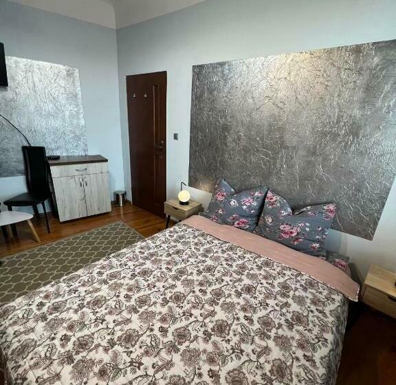 اتاق اکونومی, Jedności Hostel