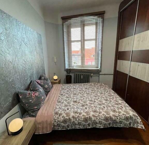 اتاق اکونومی, Jedności Hostel