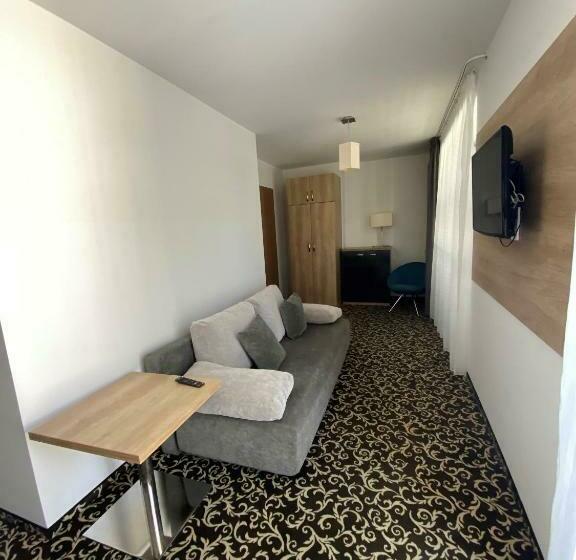 标准三人间, Ośrodek Warszawianka