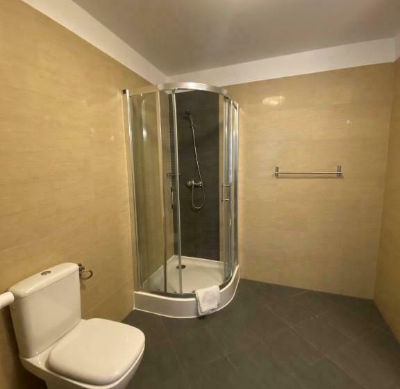 标准三人间, Ośrodek Warszawianka