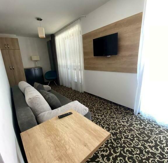 标准三人间, Ośrodek Warszawianka