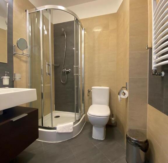 标准三人间, Ośrodek Warszawianka