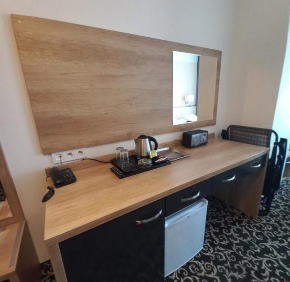 标准三人间, Ośrodek Warszawianka