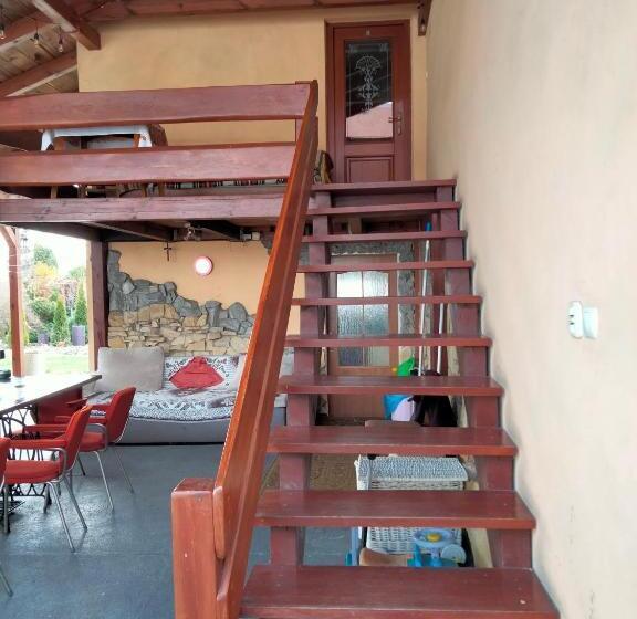 Quarto Familiar Deluxe, Pod Piramidą