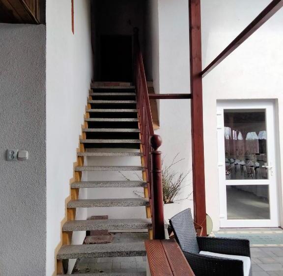 חדר משפחתי דלוקס, Pod Piramidą