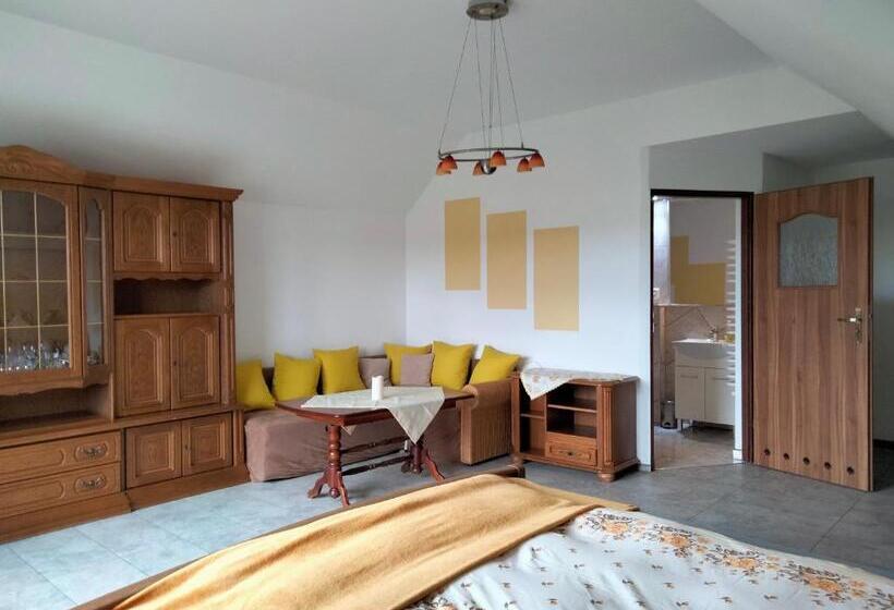 Quarto Familiar Deluxe, Pod Piramidą