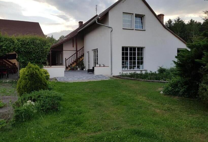 Quarto Familiar Deluxe, Pod Piramidą
