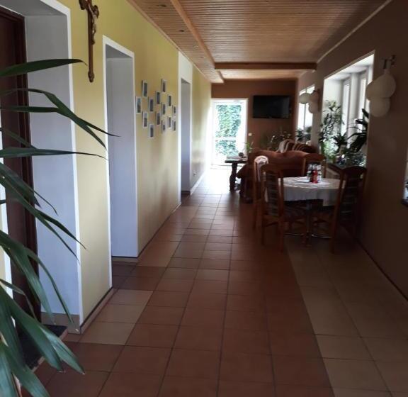 Chalet 1 Dormitório, Pod Piramidą