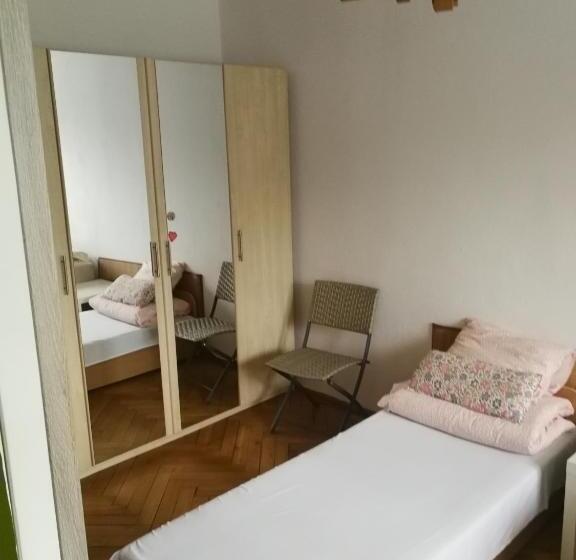 اتاق استاندارد چهار تخته, Kwatery Pracownicze Tolek