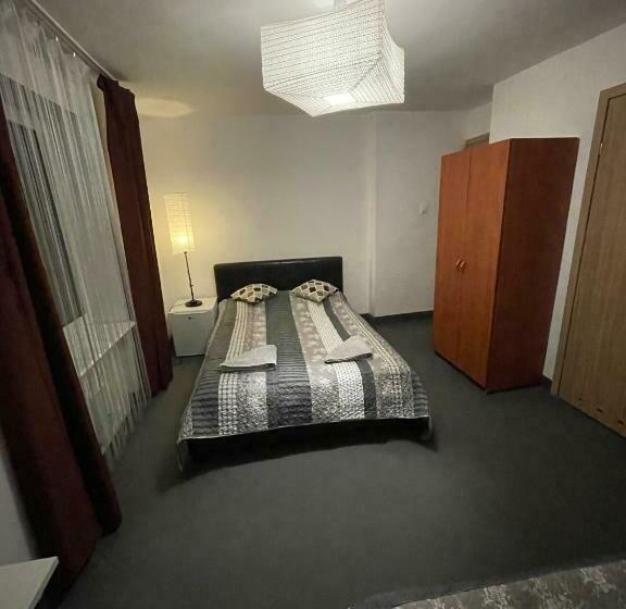 标准三人间, Antonina Pensjonprzykortach