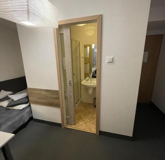 基本间, Antonina Pensjonprzykortach