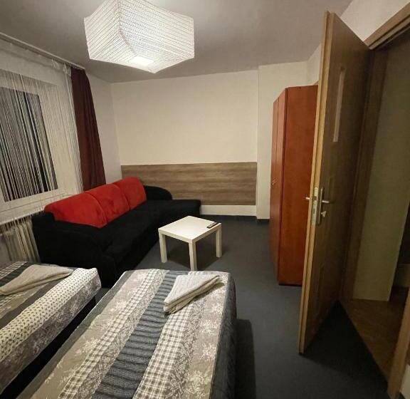 标准三人间, Antonina Pensjonprzykortach