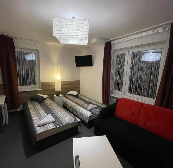 标准三人间, Antonina Pensjonprzykortach