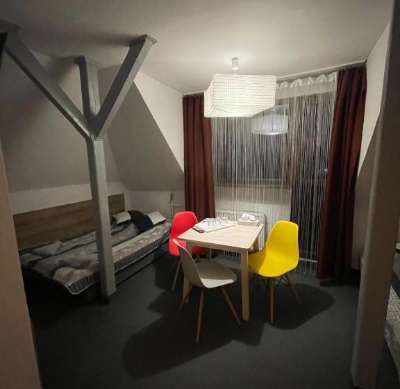 标准三人间, Antonina Pensjonprzykortach