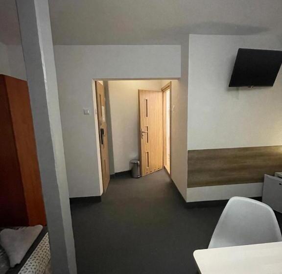 标准三人间, Antonina Pensjonprzykortach