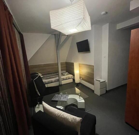 标准间, Antonina Pensjonprzykortach