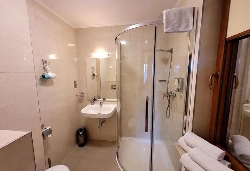 Basic-huone, Rezydencja Leśny Dwór