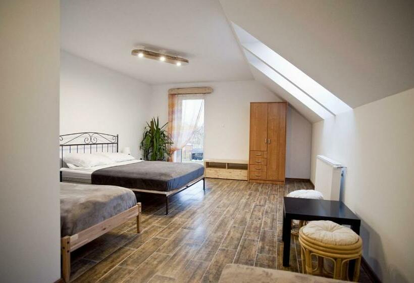 חדר לארבעה סטנדרטי עם מרפסת, Agroturystyka W Jabłoniowym Sadzie