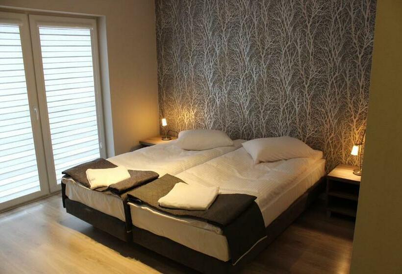 غرفة قياسية, Pod Strzechą