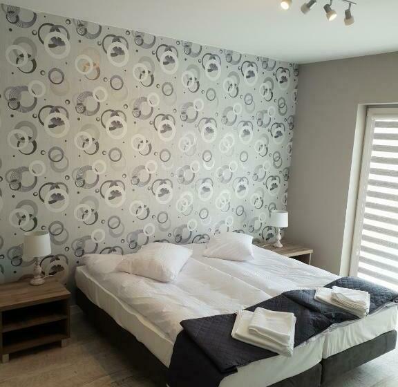 غرفة قياسية, Pod Strzechą