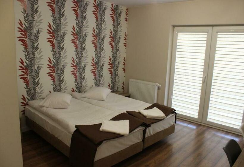 غرفة قياسية, Pod Strzechą