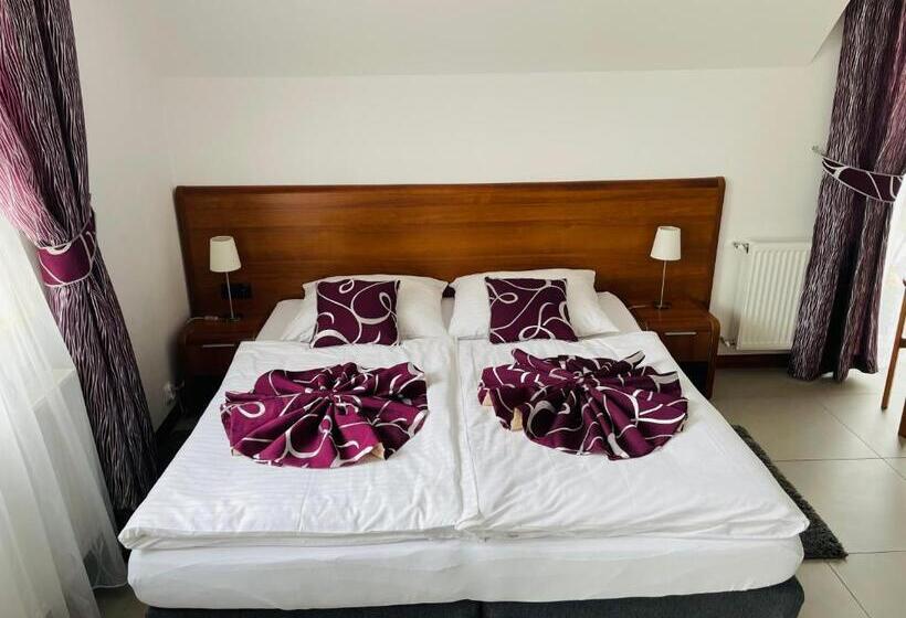 חדר דלוקס לארבעה, Pod Orłem