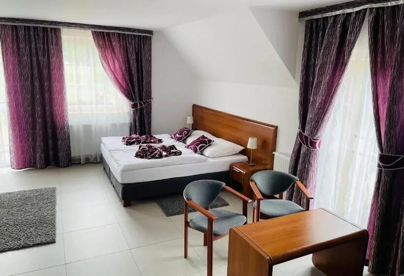 Deluxe Neljän Hengen Huone, Pod Orłem