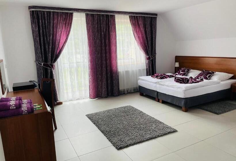 חדר דלוקס לארבעה, Pod Orłem