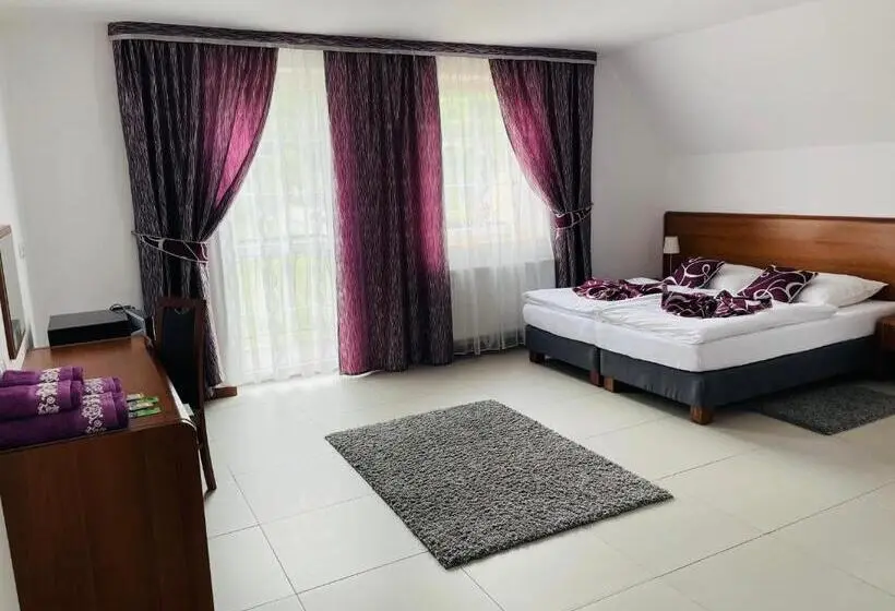 Deluxe Neljän Hengen Huone, Pod Orłem