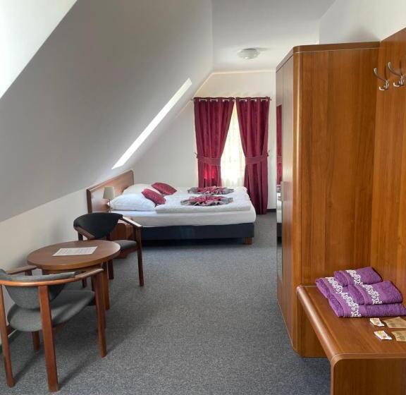 חדר בסיסי, Pod Orłem