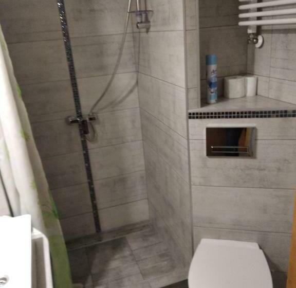 اتاق استاندارد چهار تخته, U Janka