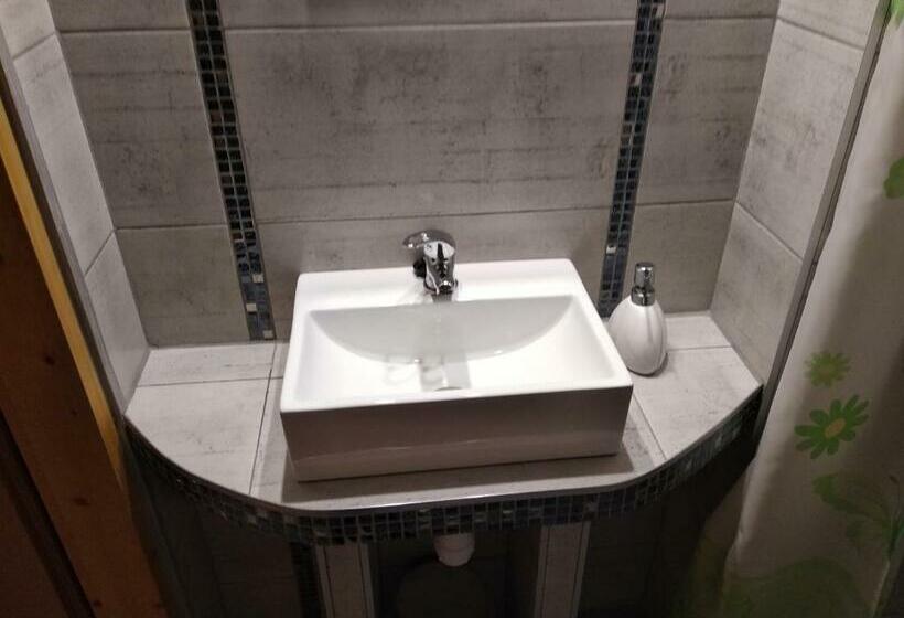 اتاق استاندارد چهار تخته, U Janka