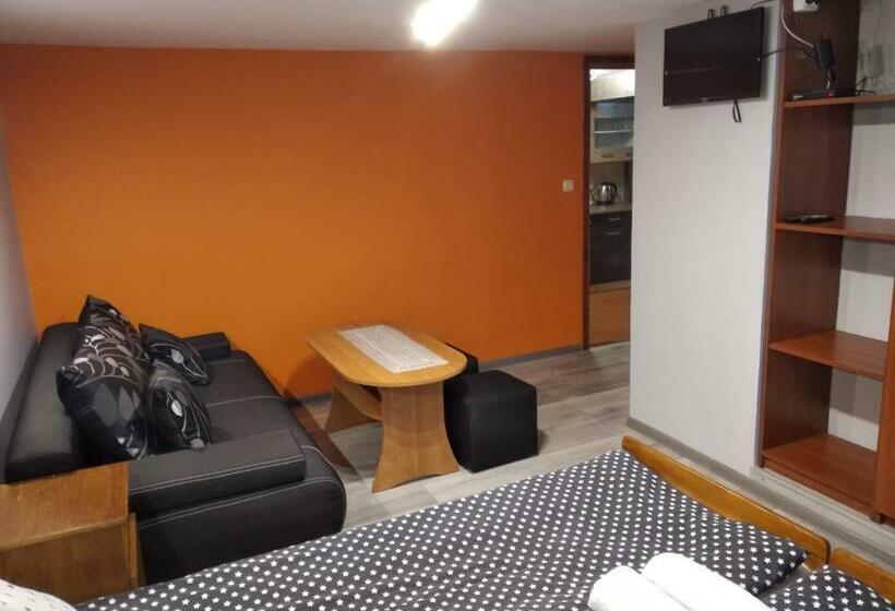 اتاق استاندارد چهار تخته, U Janka